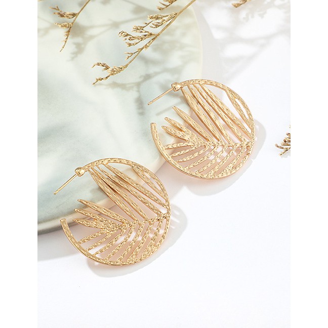 LRC Anting Tusuk Fashion Gold Alloy Hollowed Leaf Feather Round Open Earrings D19357