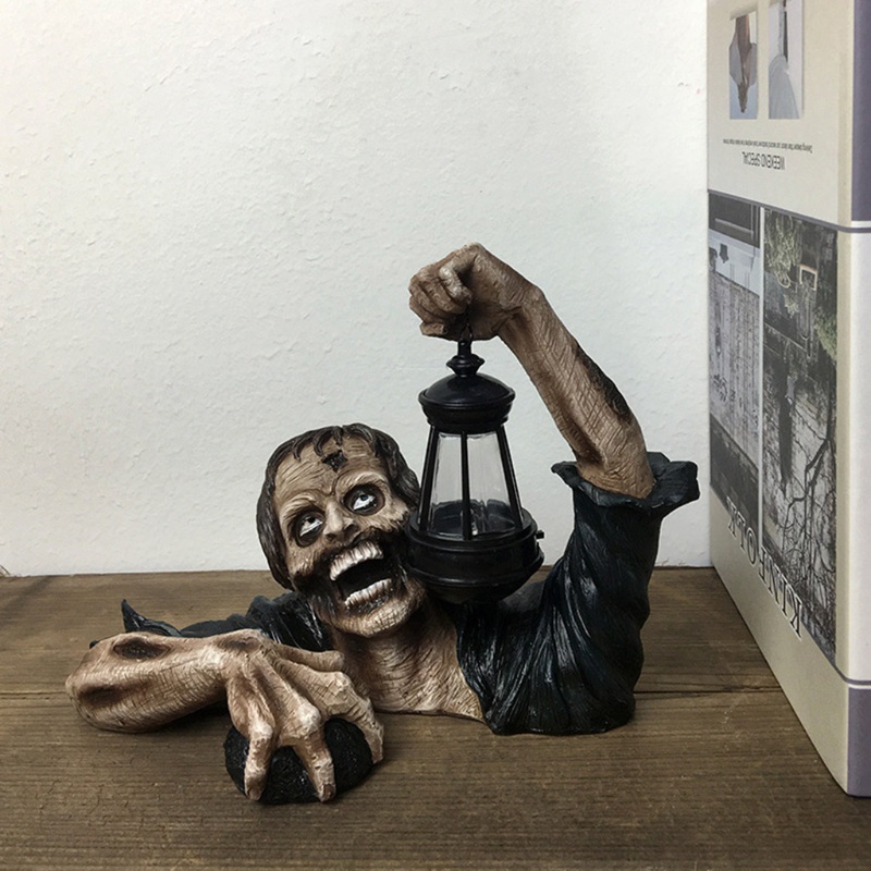 Patung Zombie Hideous Bahan Resin Dengan Lampu Lentera Untuk Dekorasi Pesta Halloween