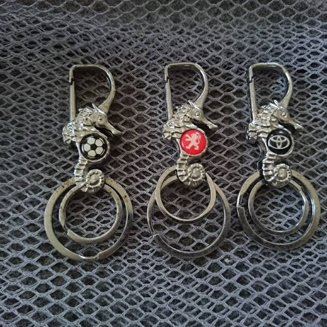 Gantungan kunci kuda laut logo mobil