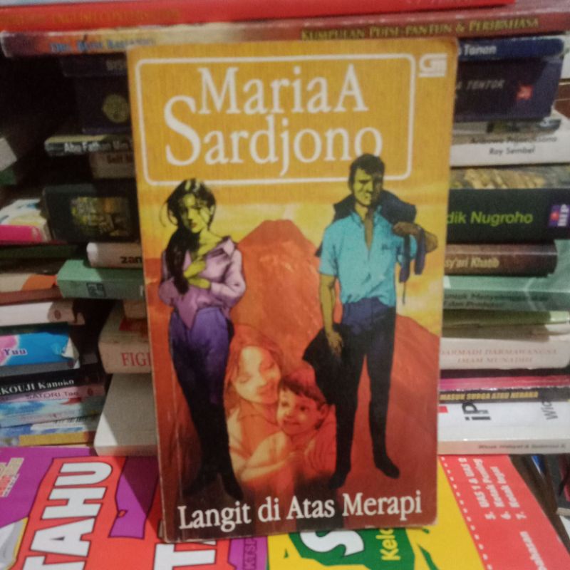Novel Maria A SARDJONO Langit Di Atas Merapi