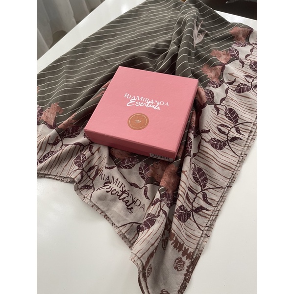 preloved Riamiranda Jarik scarf