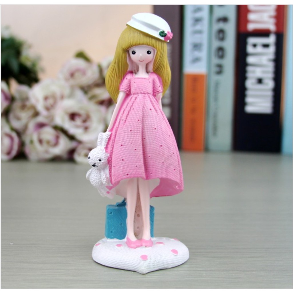 Holding Doll Resin Girl / Patung Pajangan Cewe Topi Boneka Kado