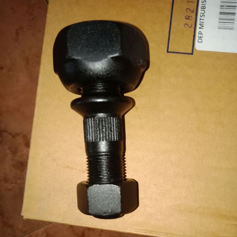 baut roda depan canter hub bolt canter front