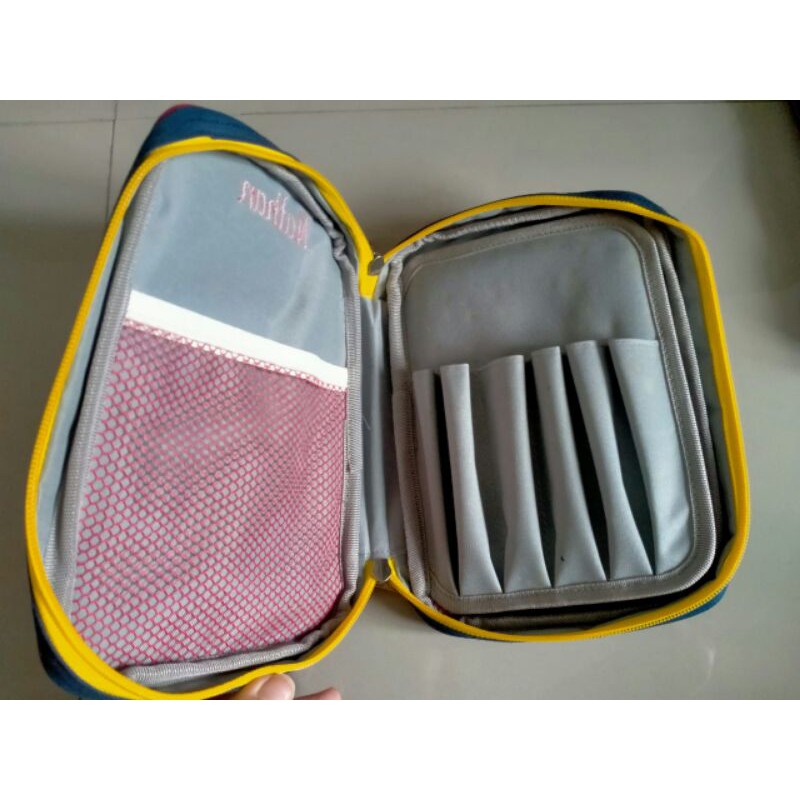 

Kotak pulpen art case bordir nama Nathan