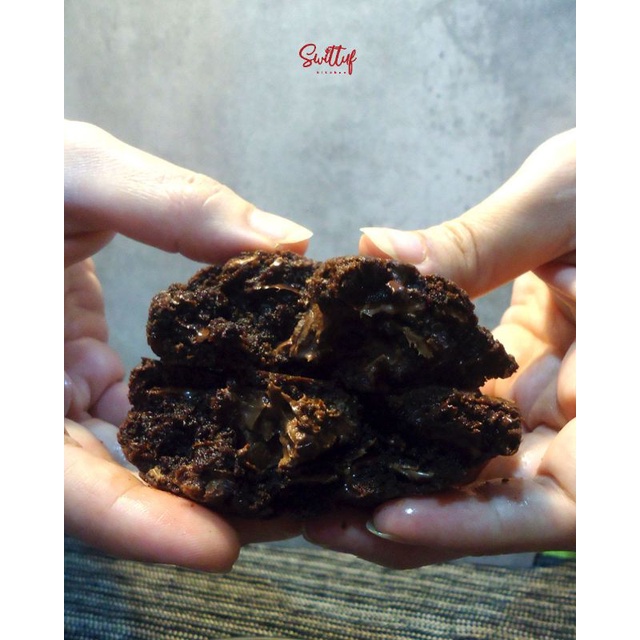 

swittuf triple chocolate soft cookies 'CHOCOBOMB'