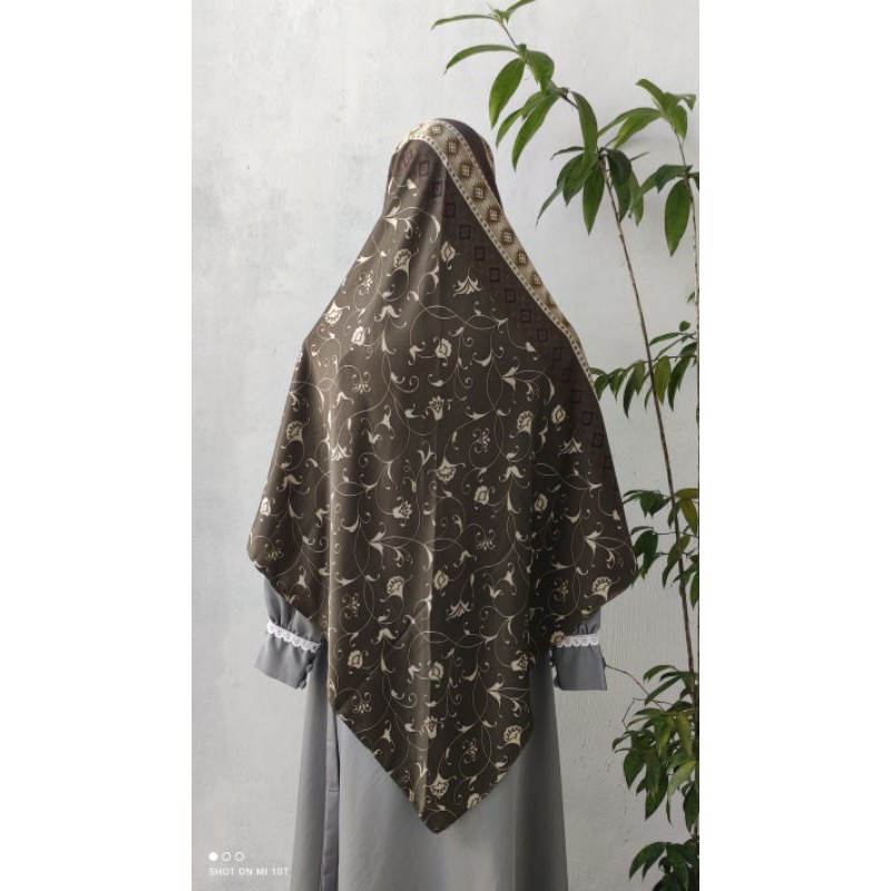 Hijab Motif Segitiga Instan Jumbo Syar'i