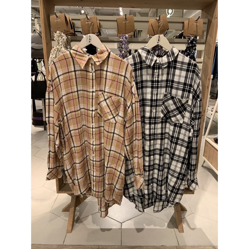 kemeja kotak kotak oversize stradivarius