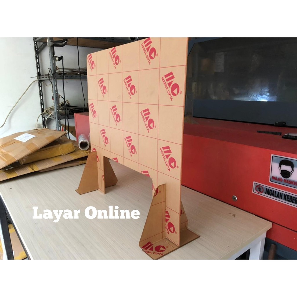 

Promo Sekat Acrylic 2mm Lebar 120x60cm Meja Teller Kasir Partisi Pembatas