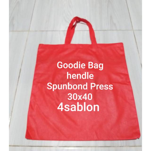 

Goodiebag Hendle + sablon 1 sisi 1 warna tersedia warna merah, hitam, abu-abu, biru, hijau