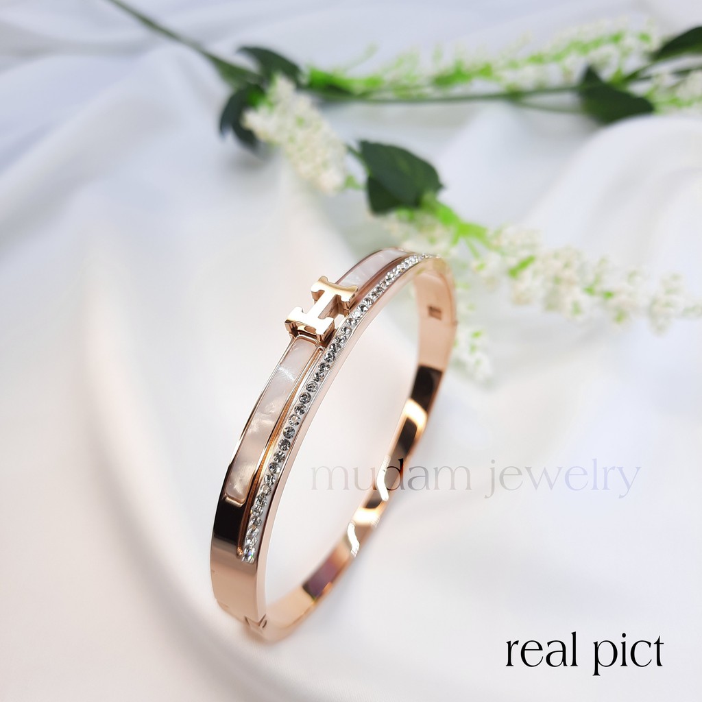 Gelang Bangle Titanium Huruf H White Shell Dengan Taburan Kristal Artifisial Warna Rosegold, Gold dan Silver