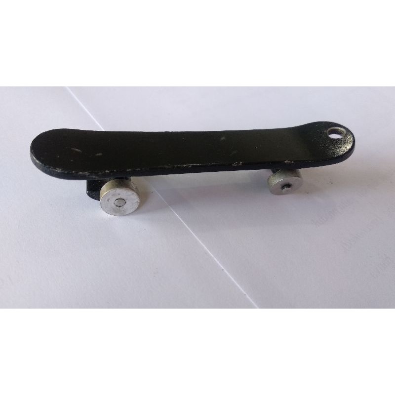 MAINAN SKATEBOARD BESI (bekas)