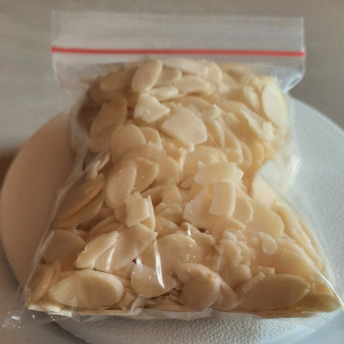 

kacang almond 100g