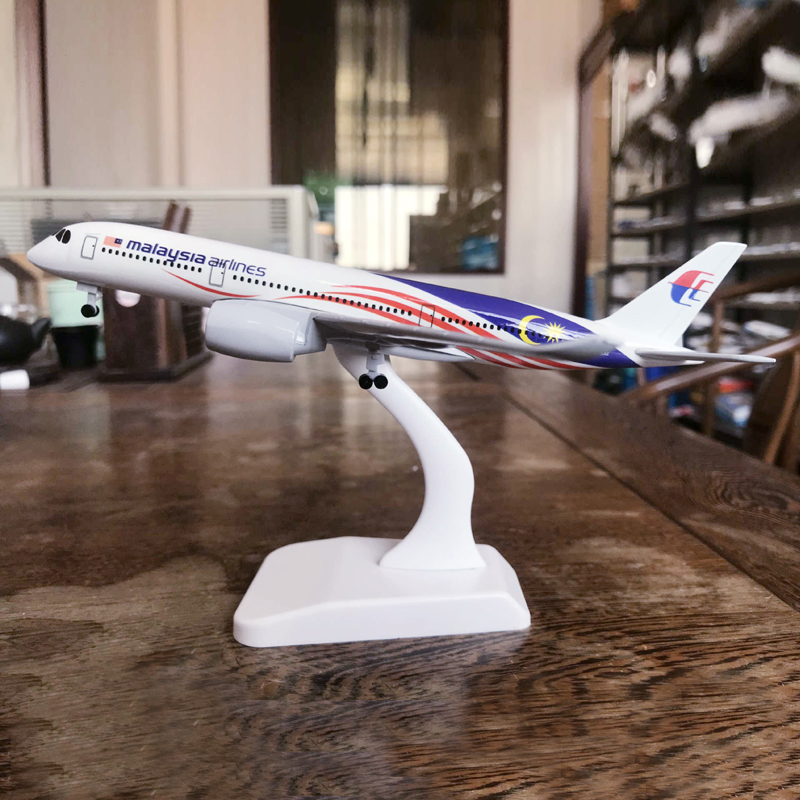 Miniatur Diecast Pesawat Terbang Malaysia Airlines A350-900 Bahan Metal Alloy Ukuran 16CM / 20CM Untuk Koleksi