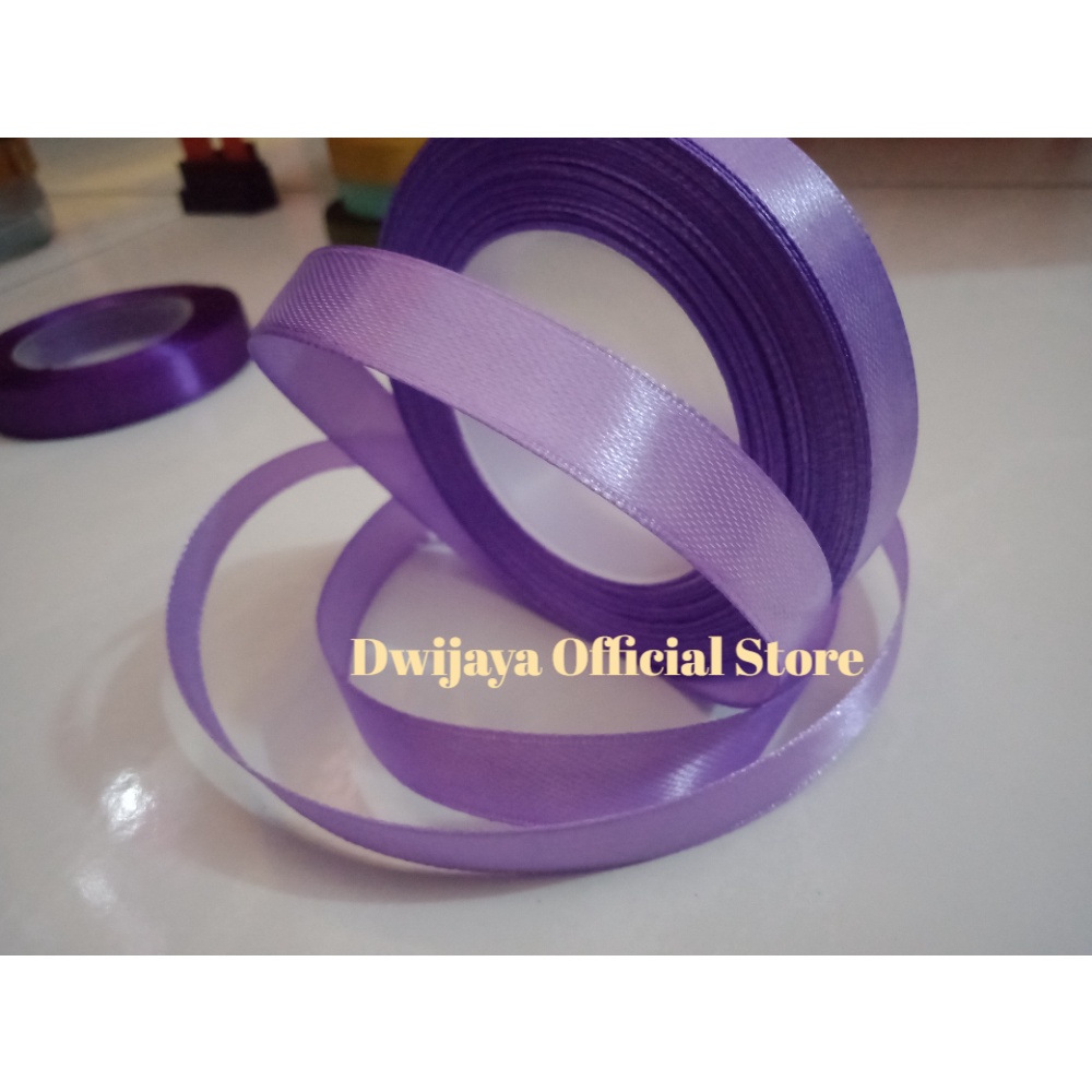 

Pita Satin Ungu Muda Termurah! Ukuran 1/2 Inchi per Roll