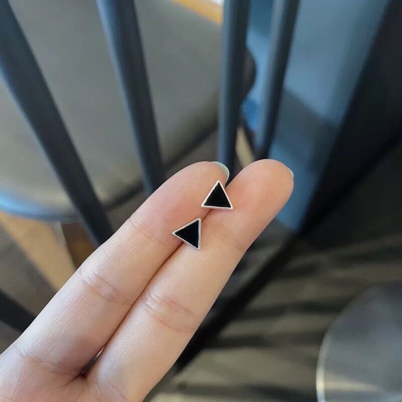 1 Pasang Anting S925 Silver Needle Bentuk Hati Geometris Mini Warna Hitam Untuk Pria Dan Wanita