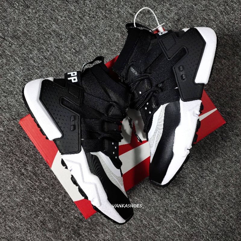 NIKE AIR HUARACHE GRIPP BLACK WHITE