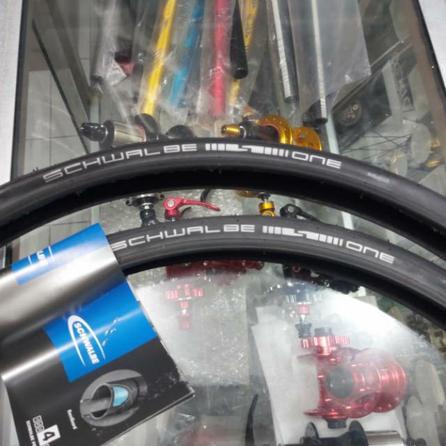 BAN LUAR SCHWALBE ONE 20 X 1 1/8 451/22 INC