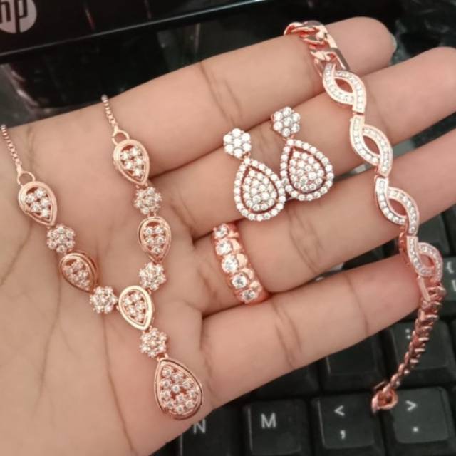 Set replika berlian medan,bahan rhodium dan batunya micro setting pengganti berlian asli di toko mas