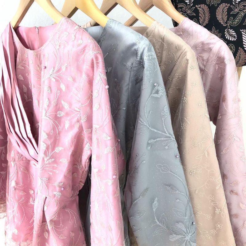 Batik Brokat Couple Kebaya Jumbo Modern, Kebaya Tunangan Sarimbit Kondangan, Kebaya Wisuda Amalia-5