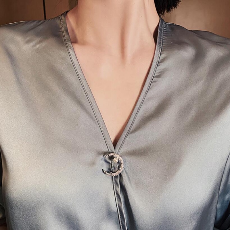 Bros Bentuk Bulan Warna Emas Aksen Mutiara Gaya Vintage Untuk Wanita