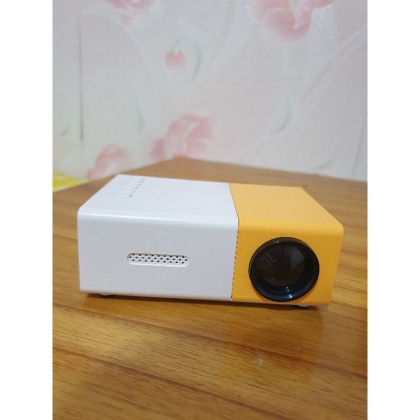 [BEKAS/PRELOVED] LED Mini Proyektor YG300