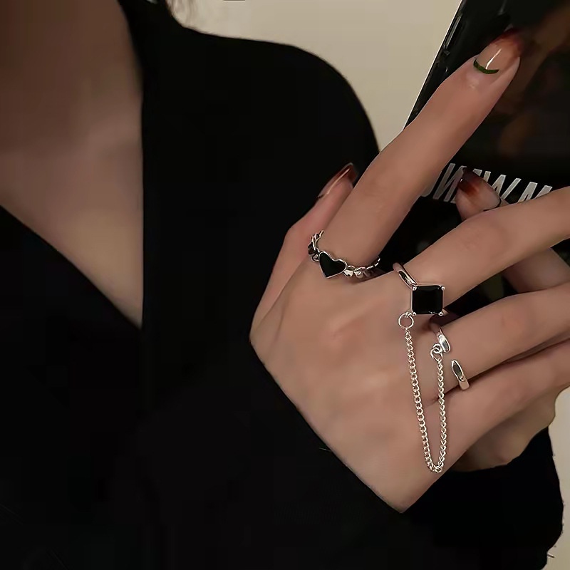 Set Cincin Model Terbuka Bentuk Kotak Hati Aksen Kristal Warna Hitam Gaya Vintage Untuk Wanita