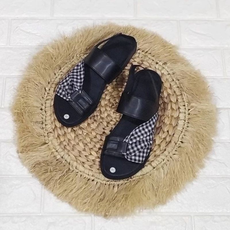 SANDAL FLATS TALI KOTAK 001