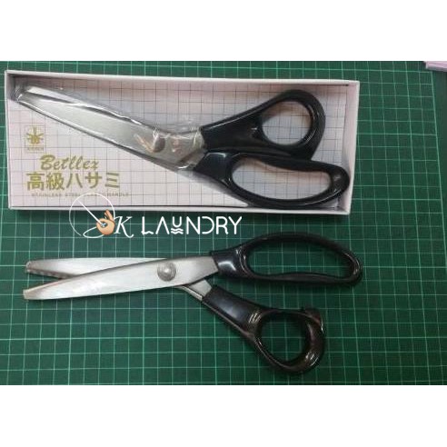 

Gunting Bahan Kain ZigZag Or Zig-Zag Or Gerigi Or Pinking Shears Ukuran 9 Inch Betllex