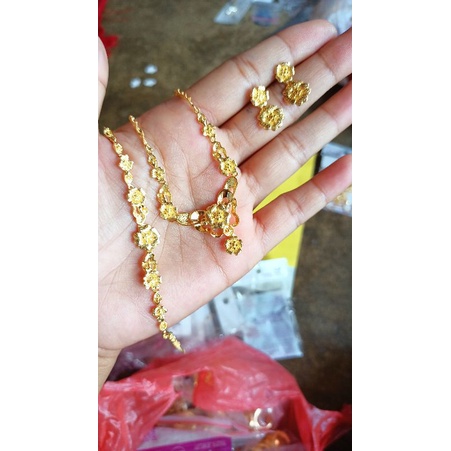 Set kalung, anting ,gelang replika emas lapis kristal import, cantik, mewah,bisa pake kurus sampe BB 75kg