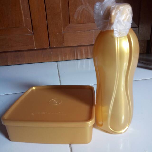 Botol eco bottle tutup flip dan large square away warna gold tupperware