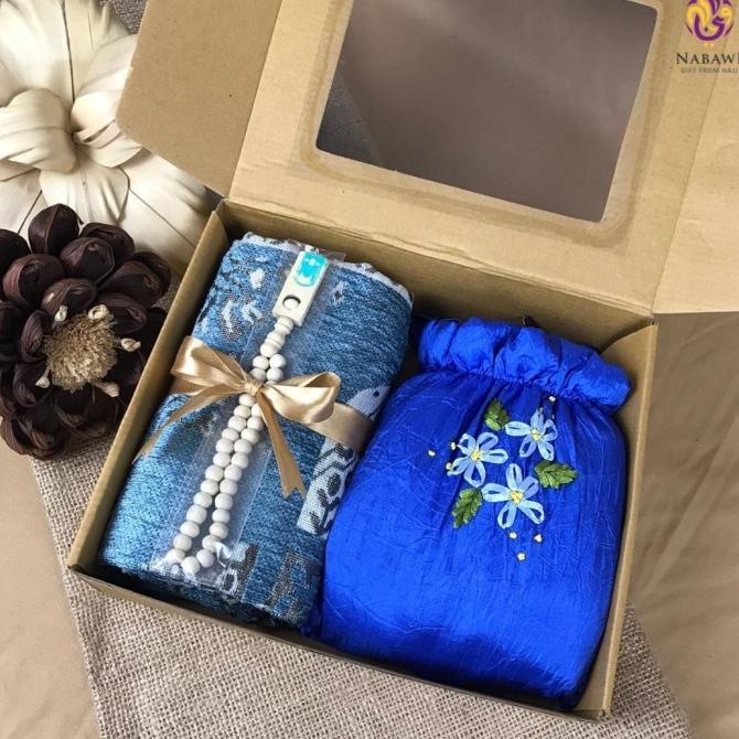 

Hampers Mukena Parasut Sulam + Sajadah Turki Kado Ulang Tahun Wedding