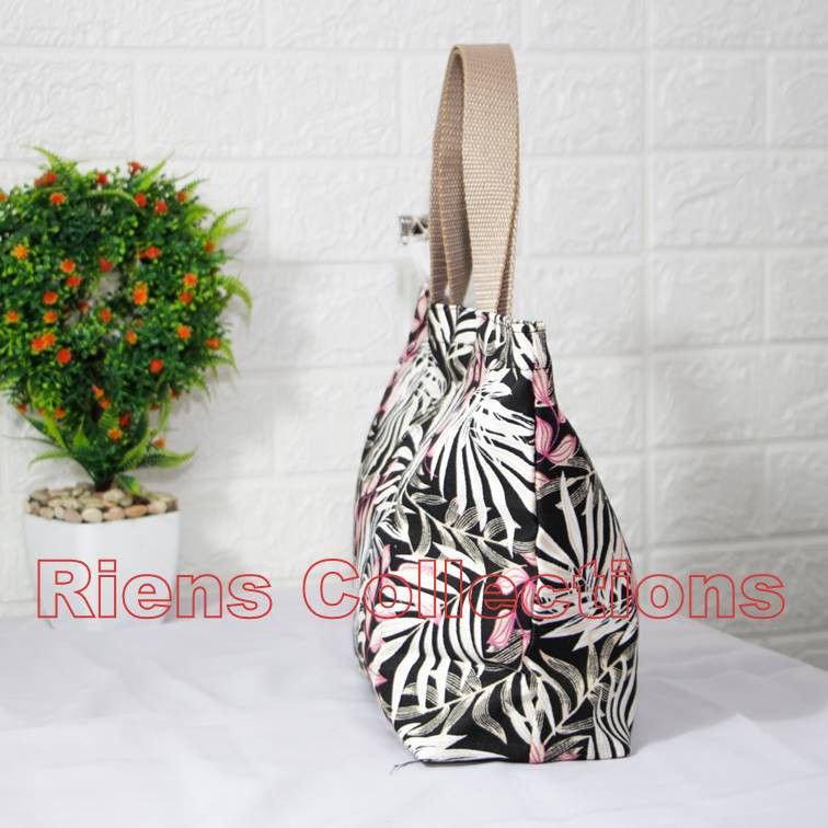 RIENS COLLECTIONS. HANDBAG BESAR BAHAN KANVAS MOTIF FLORAL PALM HITAM