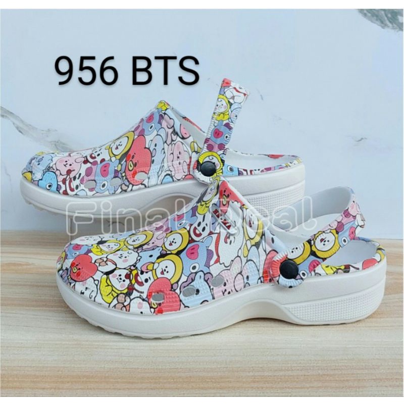 Sandal Baim Motif Kartun Printing, Sandal Kodok Model Crocs BTS Pria Wanita 956 36-40 Sandal Medis Labs, Sandal Hotel, Sandal Rumah