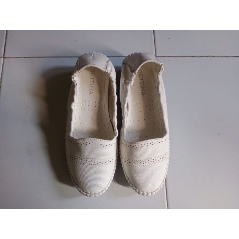 Sepatu putih preloved