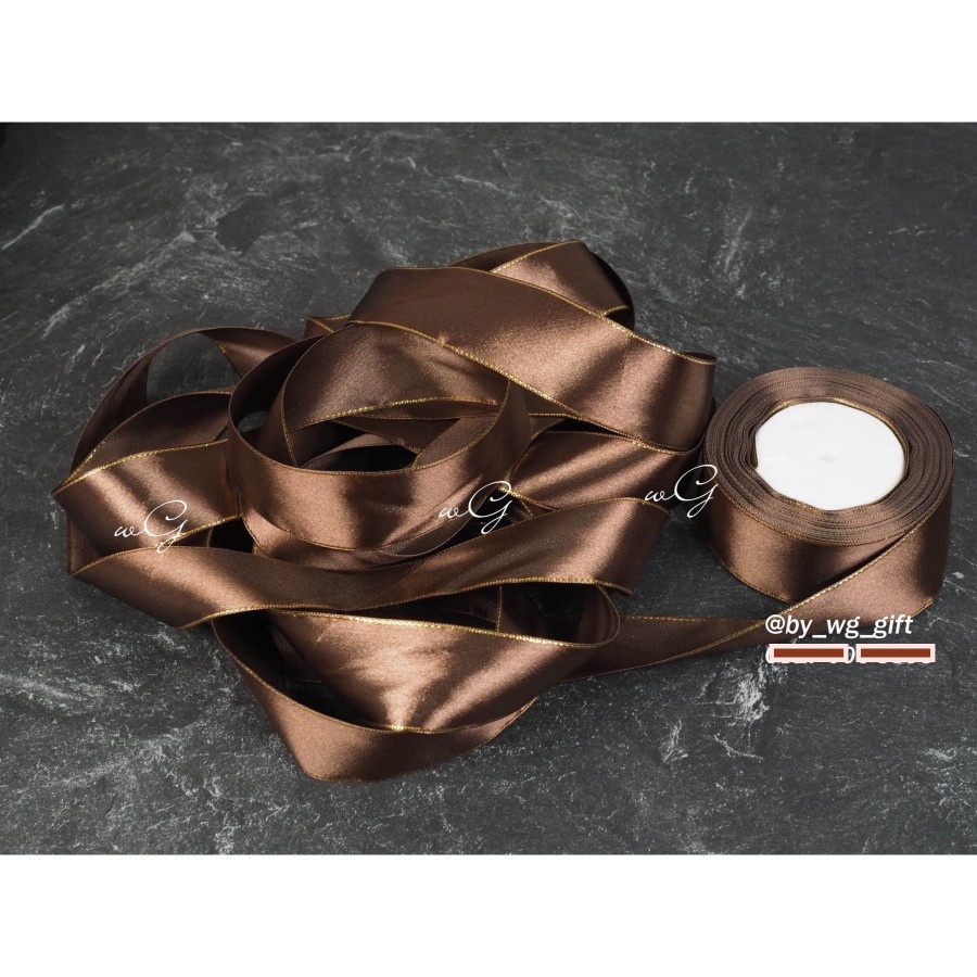 

Pita Satin Coklat Tua List Emas; Lebar 3.5 cm; Panjang 25 yard