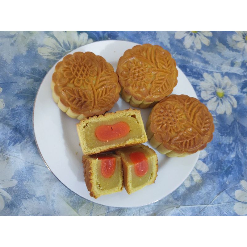 

Moon cake / kue bulan isi kuning telur asin/ halal / vege