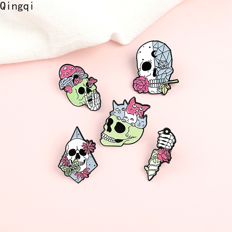 Bros Pin Enamel Bentuk Tengkorak Bunga Mawar Jamur Happy Halloween Gaya Gothic Punk Untuk Hadiah