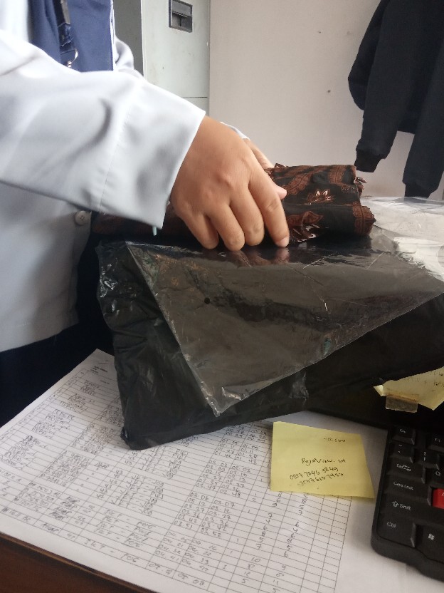 Batik Couple Keluarga • Batik Couple Keluarga Sania Ruffle Ori Ndoro Jowi Motif Dimensi Abu