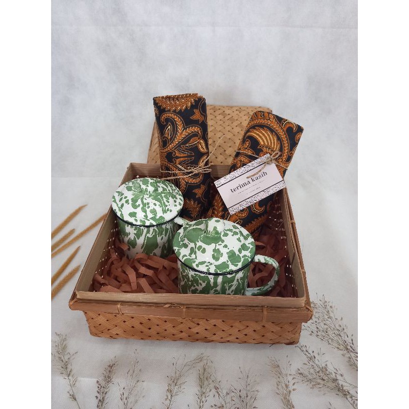 Kado Pernikahan Unik Mug Enamel dan Kain Batik Sarimbit