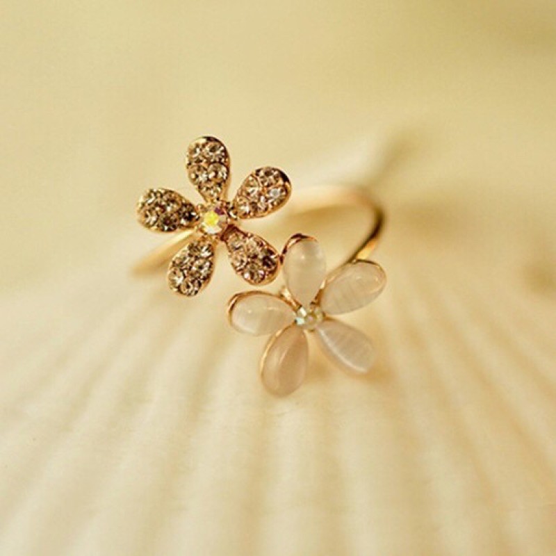 Cincin dengan 2 bunga daisy yang indah