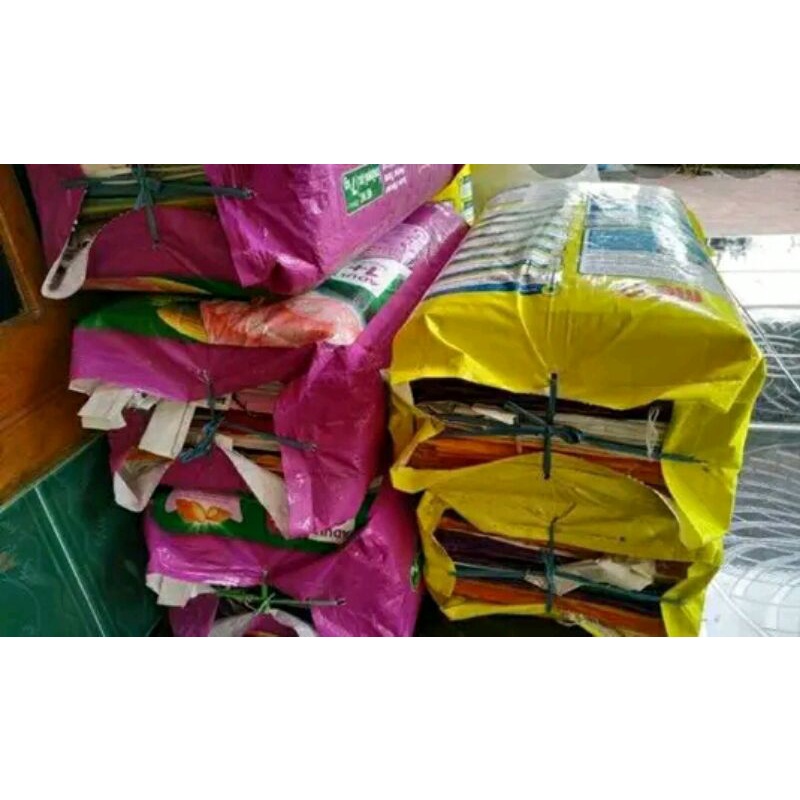 Karung bekas makanan kucing