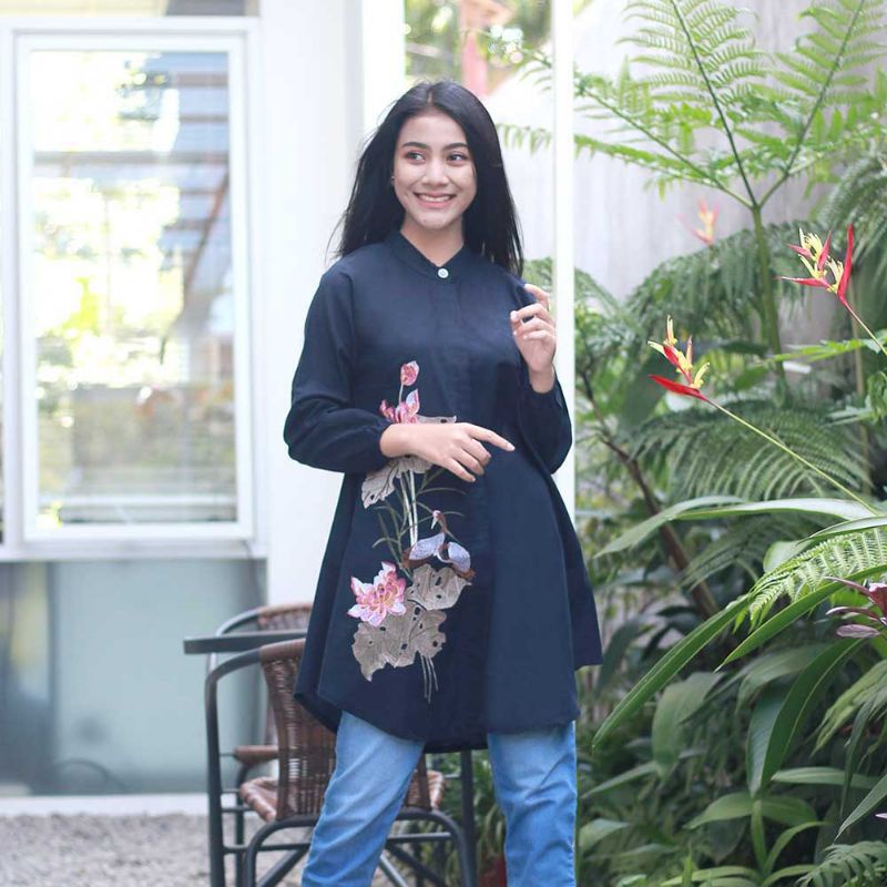 Blouse Wanita Navy Bordir Bunga Lengan Panjang Katun