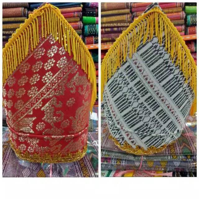 Topi pengantin adat Batak Toba.