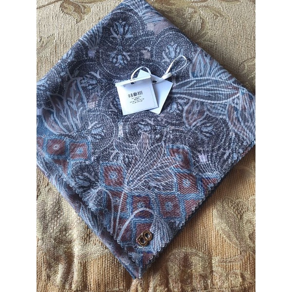 maharani dhusar Buttonscarves