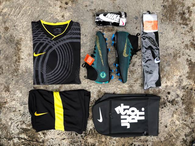 (Paket komplit) Sepatu Bola Nike Mercurial CR7 boots grade ori merah hijau tiempo legend-1