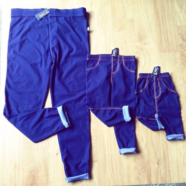 Leging couple mom & kids