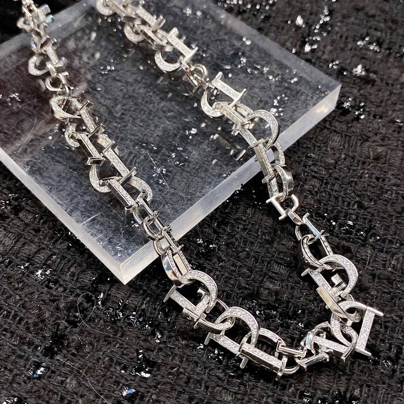 Kalung Rantai Dengan Liontin Huruf D Aksen Berlian Untuk Wanita