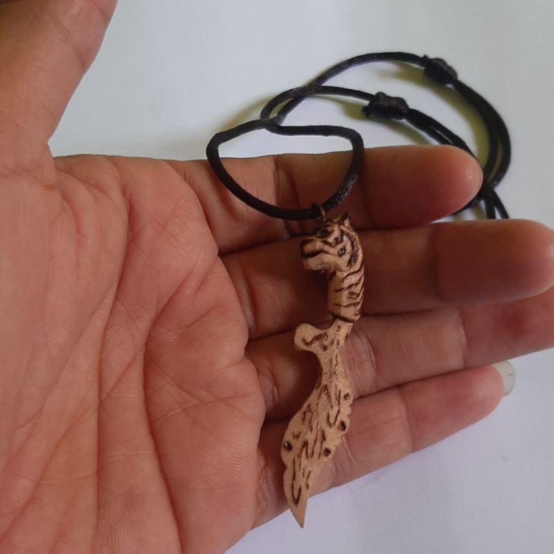 Kalung Liontin Ukir Kujang Kayu Kaboa sancan