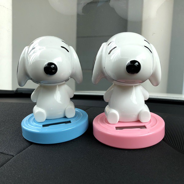 SNOOPY SOLAR POWER Boneka Figure Miniatur Pajangan Mobil Goyang Kepala Shacking Head