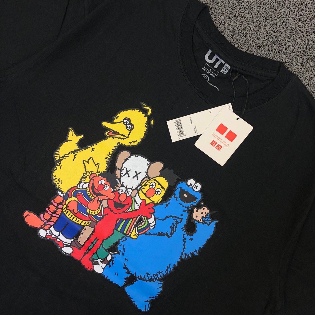 T SHIRT KAOS UNIQLO KAWS X SESAME STREET FAMILY HITAM & PUTIH AUTHENTIC PREMIUM-5